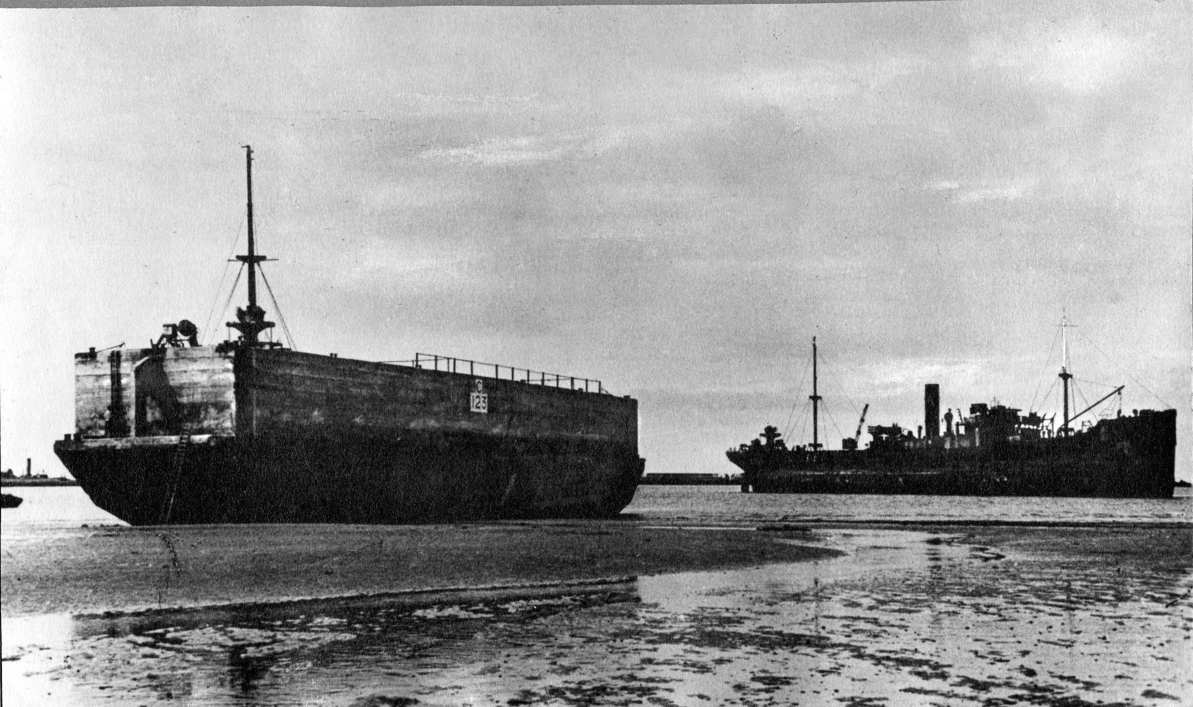 mulberry-harbour2-1944.jpg